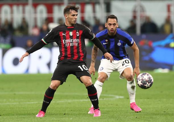 一名年轻跳 一名年轻跳